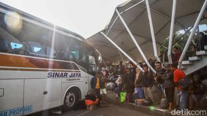 Potret Pemudik Padati Terminal Tanjung Priok