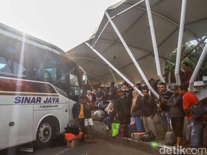Potret Pemudik Padati Terminal Tanjung Priok