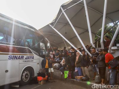 Potret Pemudik Padati Terminal Tanjung Priok