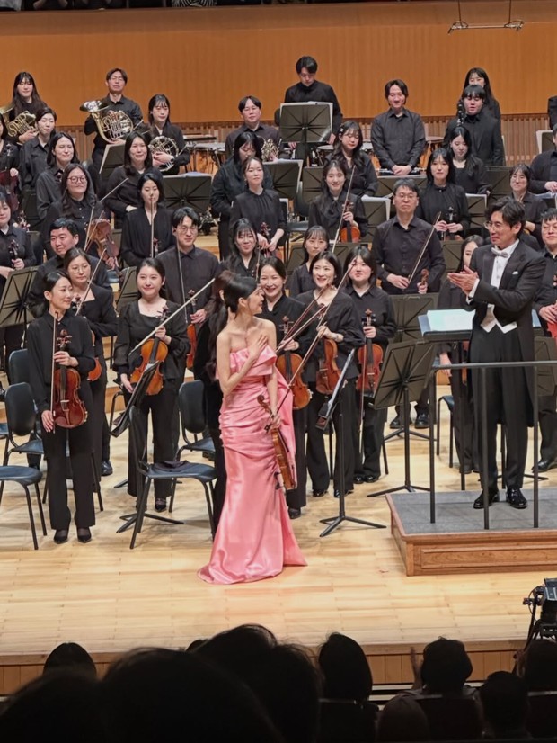 Potret Seohyun dalam panggung Sol Philharmonic Orchestra/ Foto: instagram.com/hyoyeon_x_x Seohyun menampilkan Czardas dan Into the World dalam debutnya sebagai violinist di atas panggung Sol Philharmonic Orchestra.