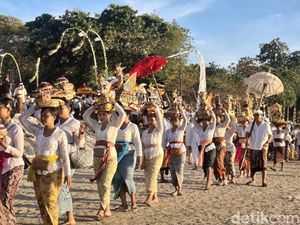 Melasti di Pantai Kuta Bikin Wisatawan Terpukau
