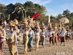 Melasti di Pantai Kuta Bikin Wisatawan Terpukau