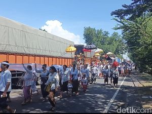 Video: Momen Iring-iringan Melasti Bersamaan Arus Mudik Lebaran di Denpasar