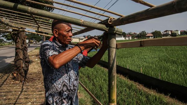 Sambut Pemudik, Warga Dirikan Warung Musiman di Pantura Karawang