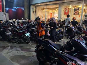 Berkah Bukber bagi Juru Parkir di Indramayu