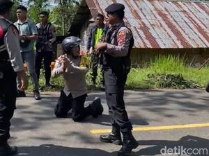 Polisi Berlutut Hentikan Warga Nyaris Perang Tanding di Manggarai NTT