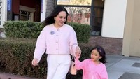 Gaya Shandy Aulia Jalan-jalan Bareng Anak, Pakai Jaket Seharga Mobil