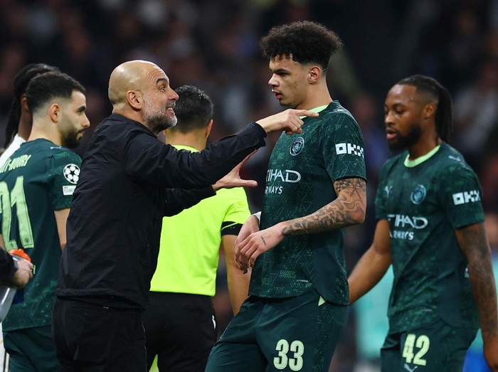 Soccer Football - UEFA Champions League - Round of 16 - First Leg - Real Madrid v Manchester City - Santiago Bernabeu, Madrid, Spain - March 11, 2026 Manchester City manager Pep Guardiola talks to Nico O'Reilly Action Images via Reuters/Matthew Childs