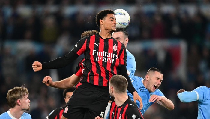 Soccer Football - Serie A - Lazio v AC Milan - Stadio Olimpico, Rome, Italy - March 15, 2026 AC Milans Koni De Winter in action with Lazios Adam Marusic REUTERS/Daniele Mascolo