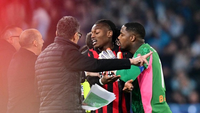 Rafael Leao jengkel karena diganti di tengah permainan dalam kekalahan AC Milan dari Lazio. REUTERS/Daniele Mascolo