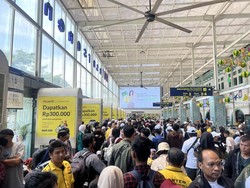 Stasiun Pasar Senen Padat, Calon Penumpang Sampai Duduk di Lantai