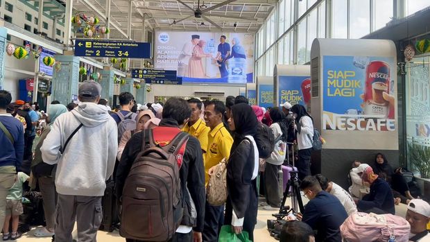 Potret warga ngemper di Stasiun Pasar Senen, Jakpus.