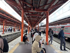 Ada Imbauan WFA Jelang Libur Lebaran, Begini Suasana Stasiun KRL Bekasi