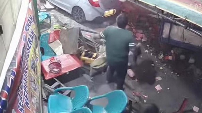 Mobil Wanita Ngebut Tabrak Lapak Jualan di Pasar Kaget Binjai, 5 Warga Luka