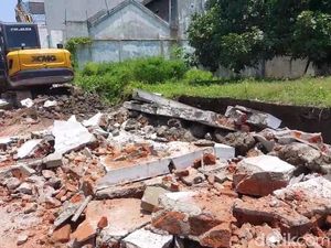 Pagar Tembok 20 Meter di Pemalang Roboh Timpa Ibu-Anak