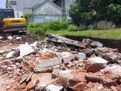 Pagar Tembok 20 Meter di Pemalang Roboh Timpa Ibu-Anak