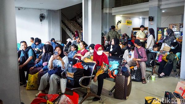 Terminal Jatijajar Mulai Dipadati Pemudik Jelang Mudik Lebaran