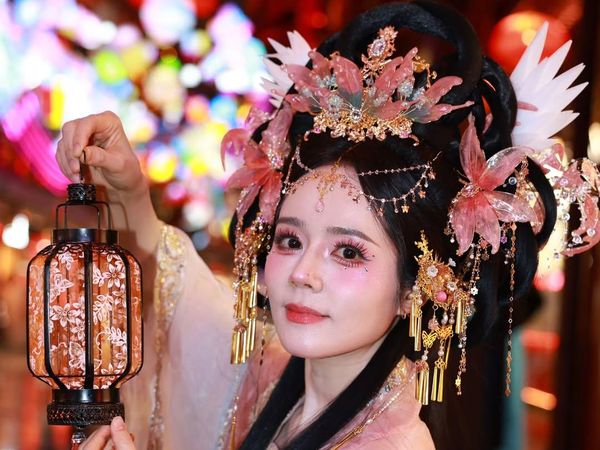Transformasi Han Ga In Coba Makeup Wanghong, Paras Cantiknya Viral Bak AI