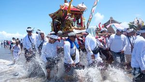 Umat Hindu Bali Gelar Upacara Melasti Jelang Hari Raya Nyepi