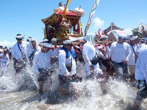 Umat Hindu Bali Gelar Upacara Melasti Jelang Hari Raya Nyepi