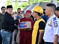 Pemkot Makassar Bagikan 7.100 Paket Lebaran untuk Satgas Kebersihan