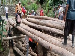 Jembatan di Pattongko Sinjai 3 Tahun Rusak Tak Diperbaiki, Warga Swadaya