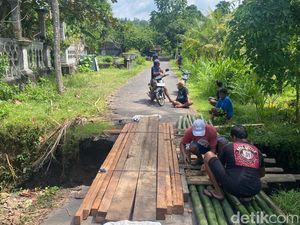 Jalan Tumbu-Ujung Tengah Putus, Warga Bangun Jembatan Darurat