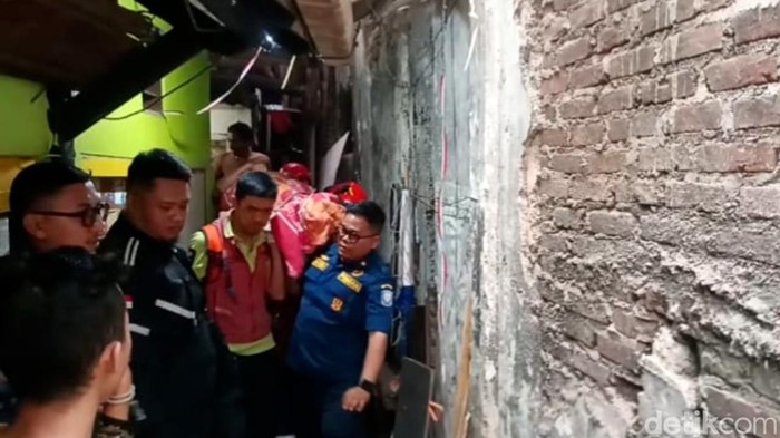 1 korban alami luka berat dalam kejadian rumah roboh di Tamansari, Bandung