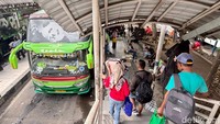 Belasan Ribu Pemudik Melalui Terminal Purabaya Pada H-4 Lebaran