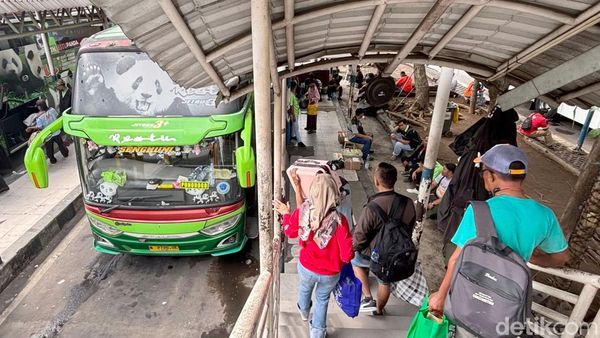 Belasan Ribu Pemudik Melalui Terminal Purabaya Pada H-4 Lebaran