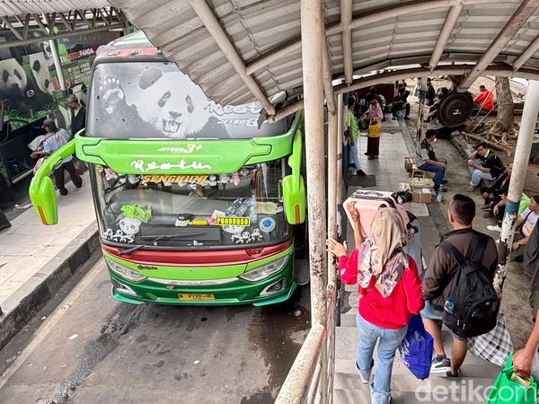 Belasan Ribu Pemudik Melalui Terminal Purabaya Pada H-4 Lebaran