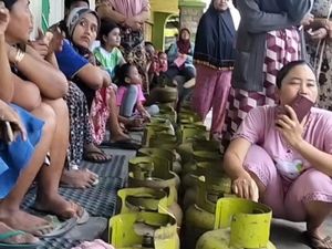 Warga Bojonegoro Antre Berjam-jam Demi LPG 3 Kg