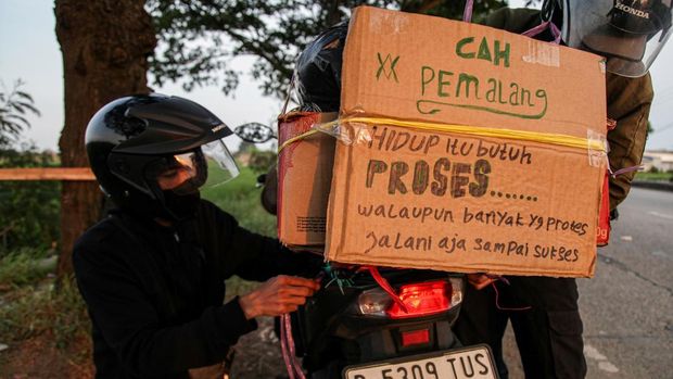 Pemudik mengencangkan ikat barang bawaannya saat beristirahat di Jalan Raya Pantura, Tanjungpura, Karawang, Jawa Barat, Minggu (15/3/2026). Pada H-6 Hari Raya Idul Fitri 1447 Hijriah, sejumlah ruas jalur Pantura di Karawang menuju Jawa Tengah terpantau ramai lancar dengan didominasi oleh pemudik yang akan menuju ke Provinsi Jawa Tengah. ANTARA FOTO/Darryl Ramadhan/YU