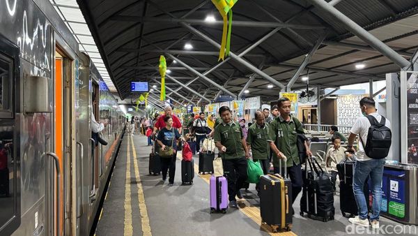 Puluhan Ribu Penumpang Berangkat di Stasiun Daop 8 Surabaya