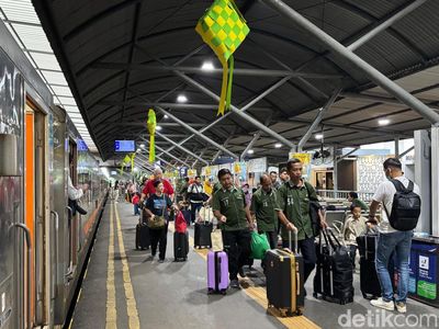 Puluhan Ribu Penumpang Berangkat di Stasiun Daop 8 Surabaya