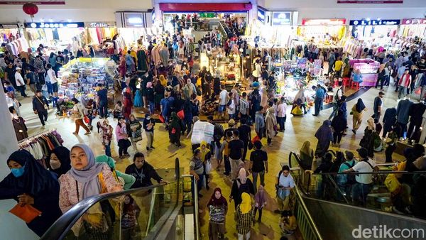 Berburu Baju Baru Jelang Lebaran di Pasar Tanah Abang