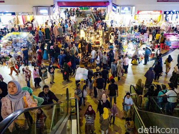 Berburu Baju Baru Jelang Lebaran di Pasar Tanah Abang