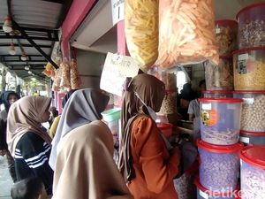 Tradisi Berburu Jajanan Lebaran di Nganjuk