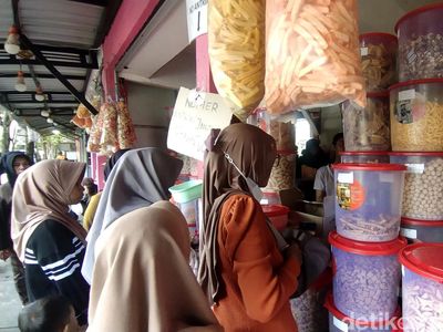 Tradisi Berburu Jajanan Lebaran di Nganjuk