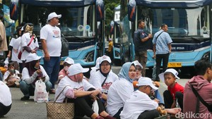 Bulog Lepas Ratusan Pemudik ke Palembang-Malang via Bus