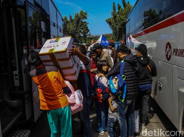 Diserbu Pemudik! Terminal Kampung Rambutan Membludak di Hari ke-27 Ramadan