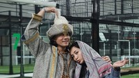 Gaya Unik Hesti Purwadinata & Suami Main Padel, Totalitas Pakai Gamis