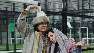 Gaya Unik Hesti Purwadinata & Suami Main Padel, Totalitas Pakai Gamis