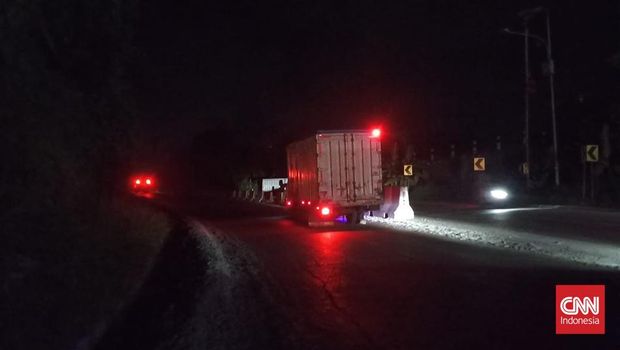 Kondisi gelap gulita di jalur arteri ruas Jalan Lintas Sumatera (Jalinsum), mulai dari Bakauheni hingga Kota Bandarlampung, masih menjadi momok bagi pemudik, khususnya pengguna roda dua (motor), MInggu (15/3). (CNNIndonesia/Zai)