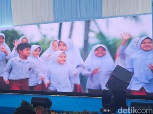 Senyum Anak SD Riau di Jembatan Baru: Terima Kasih Pak Prabowo dan Pak Kapolri