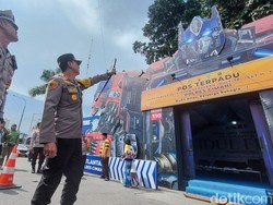 Unik! Pos Polisi Berbentuk Robot di Padalarang Temani Perjalanan Mudik