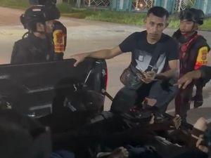 Pemotor Wanita Bonceng 3 di Kendari Terobos Lampu Merah Berujung Tabrakan