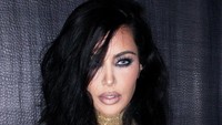 Bikin Pangling, Kim Kardashian Pakai Makeup Gothic di After Party Oscars 2026