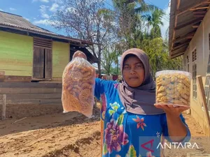 Semangat Ibu Korban Banjir Tapteng demi Anak Pakai Baju Baru Saat Lebaran