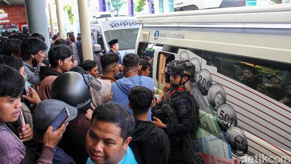Layanan Tukar Uang Baru di Pasar Senen Ramai Diserbu Warga
